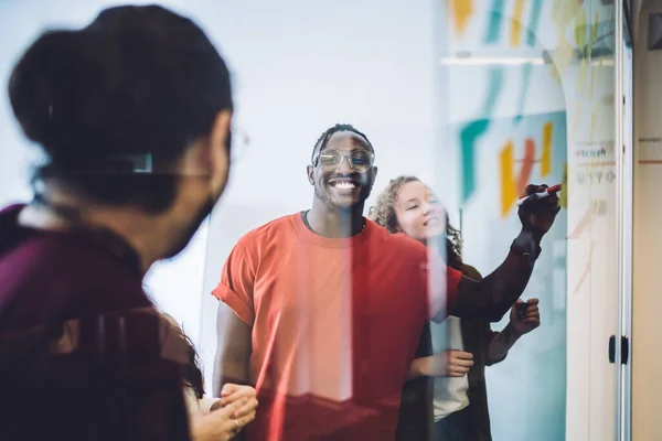 Ver Través Muro Cristal Hombres Mujeres Multirraciales Felices Escribiendo Notas —  Fotos de Stock