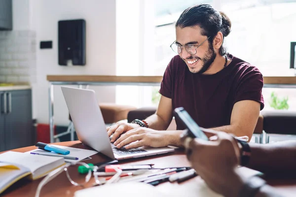 Cheerful Casual Man Glasses Using Laptop Sitting Desk Notepad Laughing — Foto de Stock