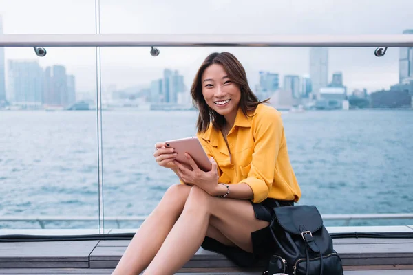 Glädjande Ung Asiatisk Kvinna Ledig Skjorta Och Kjol Med Ryggsäck — Stockfoto