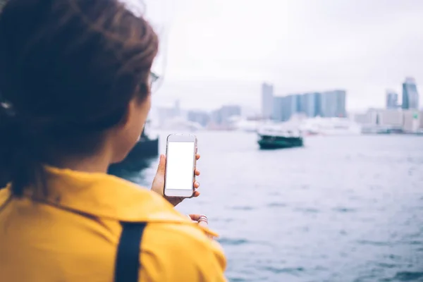 Bakåt Bild Oigenkännlig Kvinna Bär Gul Skjorta Med Vit Mobiltelefon — Stockfoto