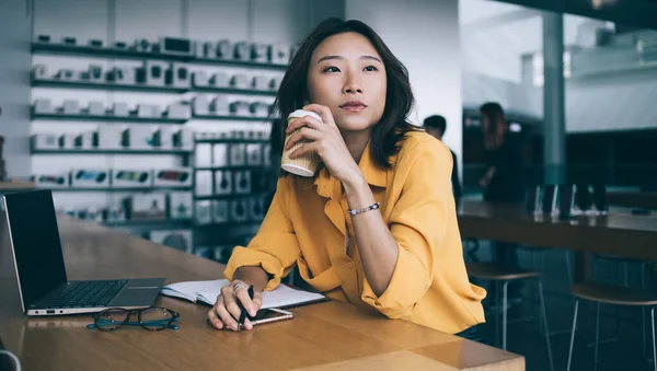 Asiatisk Kvinna Gul Blus Dricker Varm Dryck Och Drömmer Vid — Stockfoto