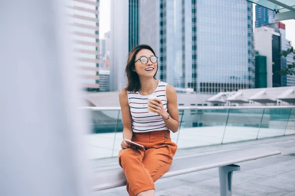 Attraktive Asiatin Stylischem Outfit Und Brille Sitzt Mit Coffee Und — Stockfoto