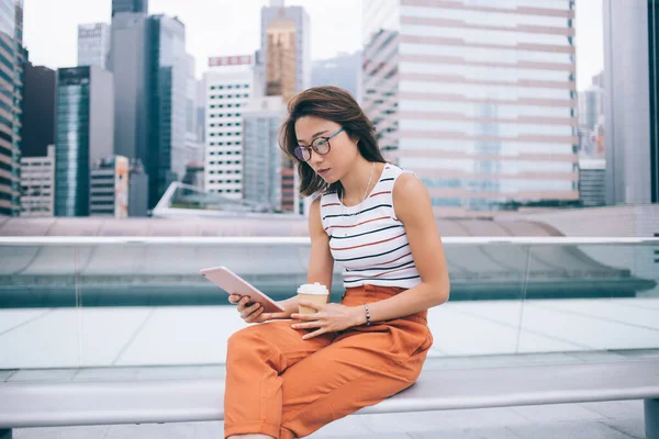 Modern Fokuserad Asiatisk Kvinna Trendiga Casual Outfit Och Glasögon Som — Stockfoto
