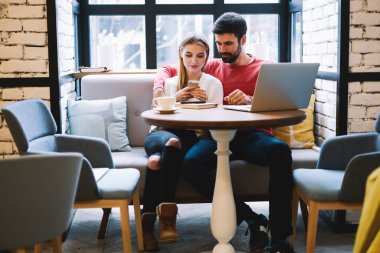Birbirine aşık bir çift, otel rezervasyonu ve seyahat sitesinde online bilet ayırtmak için boş vakitlerin tadını çıkarıyor, Kafkas evliliği internet mağazasından internete bağlı alışveriş için indirimli e-postalar alıyor.