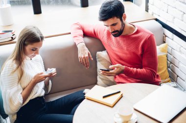 Hippi çift akıllı telefonları kullanmak için boş vakitlerini harcarken çevrimiçi sohbetleri gerçek iletişime tercih ediyor, cep telefonu ve sosyal ağlara bağımlı kadın ve erkek yeni beslemeleri ve blogları kontrol ediyor