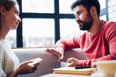 Milenyum yeniyetme gençler kafeterya interneti ile ilgili fikirleri tartışıyor, kafeterya içi internet bağlantısı, cep telefonu cihazıyla mesajlaşırken aşık olmuş beyaz bir çift konuşuyor.