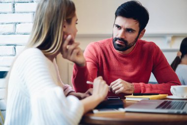 Kıskanç koca aldatan eşiyle sorunlarını birlikte çalışma alanındaki yeni bir projede uzaktan işbirliği yaparken çözüyor. Aşık çift, aile sorunlarını tartışırken aynı zamanda beyin fırtınası yapıyor.