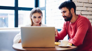 Kafkas yazılım geliştiricileri birlikte çalışma alanında modern dizüstü bilgisayarda 4G kablosuz internet bağlantısı kullanarak Webinar, yetenekli hipster elemanlarını uzaktan izlemek için işbirliği yapıyorlar.