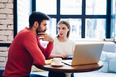 Kafkas yazılım geliştiricileri internet uygulaması için program kodu oluşturmak için modern dizüstü bilgisayarda 4g kablosuz internet bağlantısı kullanarak birlikte çalışma alanında işbirliği yapıyorlar.