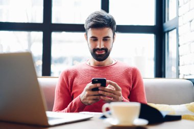 Milenyum adamı cep telefonu uygulamasını bluetooth bağlantısı yoluyla veri senkronizasyonu için kullanıyor, başarılı erkek serbest çalışan çevrimiçi pazarlama ve sistemleri güncellemek için dijital teknoloji kullanıyor