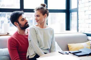 Beyaz tenli çekici hippi kız, güzel erkek arkadaşıyla boş gününü geçiriyor. Randevulardan ve flörtleşmelerden zevk alıyor. Mutlu olumlu kadın, kafeteryada dinlenirken genç kocasıyla rahatlıyor.