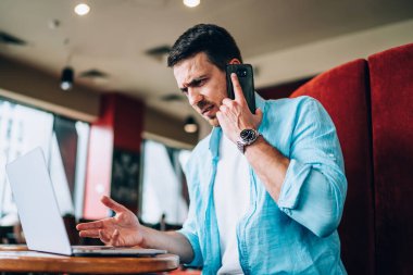 Hizmet danışmanlığı operatörü araması yapan ciddi erkek programcı web sitesi, sorun çözmek için hesap bakiyesi araması hakkında mutsuz adam raporu aldı