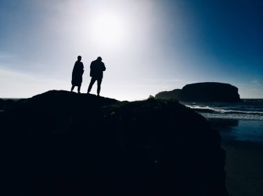 Genç erkek ve kadın turistlerin günlük kıyafetleriyle plajın tepesinde durup yaz maceralarının keyfini çıkarırken doğayı keşfederken birkaç seyahat tutkusu Ulusal Park 'ta