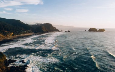 Harika doğa manzarası, kuş bakışı deniz manzarası, kıyı ortamında turkuaz su ile büyük köpüklü dalgalar. Pasifik Okyanus Gücü, Kaliforniya 'nın kumlu plajı 