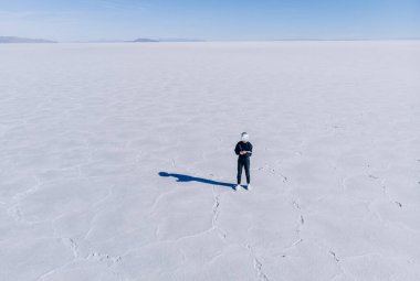 360 panorama tasarım projesi yapan, fütüristik peyzajda sanal gerçeklik kulaklığı takan kadın mimarın hava görüntüsü. 3D Şehir Modeli ile dijital VR planları yapmak için çalışın..