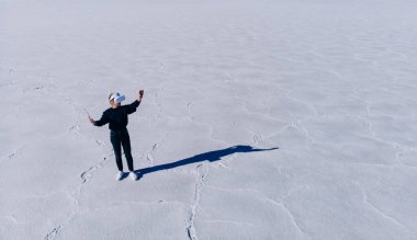 Sanal gerçeklik kulaklığıyla el hareketleriyle resim çizen ve tablet kullanarak açık hava mekanları tasarlayan kadınların hava görüntüsü. Kadın mimar kopyalama alanında VR şehir altyapısı oluşturuyor