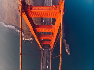 Golden Gate Köprüsü 'nün havadan görünüşü, karayolu, metropoliten ulaşım altyapısı, kuşbakışı otomobiller ve süspansiyon inşaatı yolunda giden araçlar. 