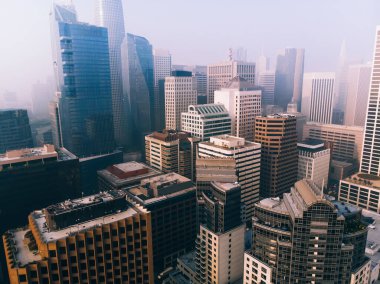 Şehrin iş ve finans merkezindeki çatı ve binaların modern şehir manzarasının en üst görüntüsü, kiralık gayrimenkulleri ve megalopolis 'te ikametgah daireleri olan gökdelenlerin resminin yukarısından