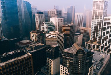 Şehrin iş ve finans merkezindeki çatı ve binaların modern şehir manzarasının en üst görüntüsü, kiralık gayrimenkulleri ve megalopolis 'te ikametgah daireleri olan gökdelenlerin resminin yukarısından