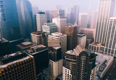 Şehrin iş ve finans merkezindeki çatı ve binaların modern şehir manzarasının en üst görüntüsü, kiralık gayrimenkulleri ve megalopolis 'te ikametgah daireleri olan gökdelenlerin resminin yukarısından
