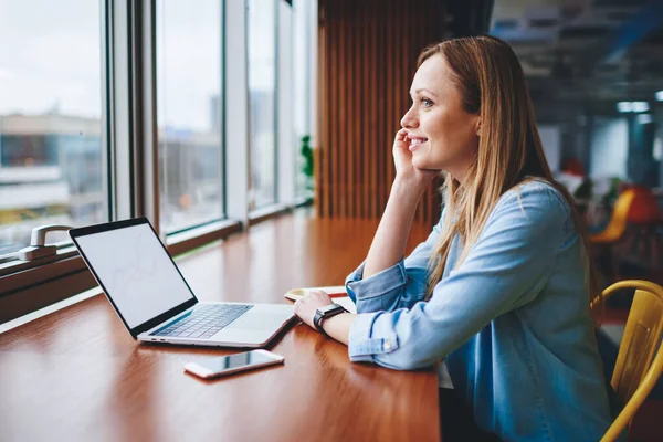 Jonge Attente Vrouw Zitten Aan Houten Tafel Digitale Netbook Kijken — Stockfoto