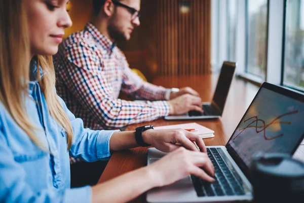 Serious Male Female Work Netbooks Sitting Wooden Desktop Using Wireless — Stock Photo, Image