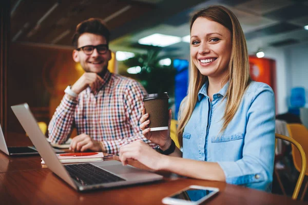 Fröhliche Mitarbeiterinnen Mit Einer Tasse Kaffee Zum Mitnehmen Bei Der — Stockfoto