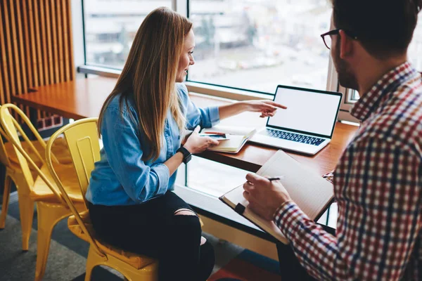 Woman Apuntando Pantalla Blanco Para Portátiles Subordinando Escritura Cuaderno Capacitó — Foto de Stock