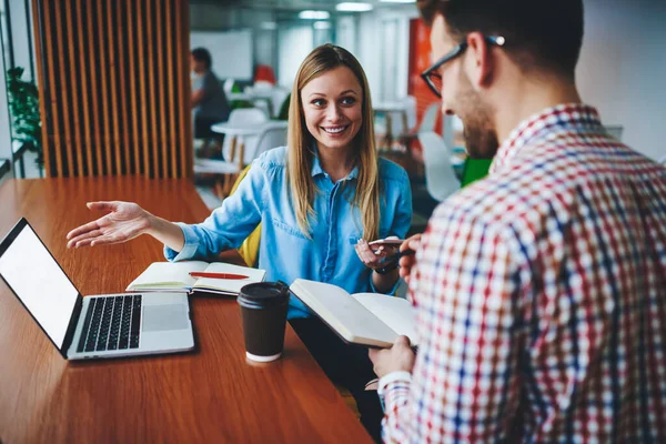 Hombre Joven Mujer Sonriente Que Señala Dispositivo Moderno Optimista Escritor — Foto de Stock