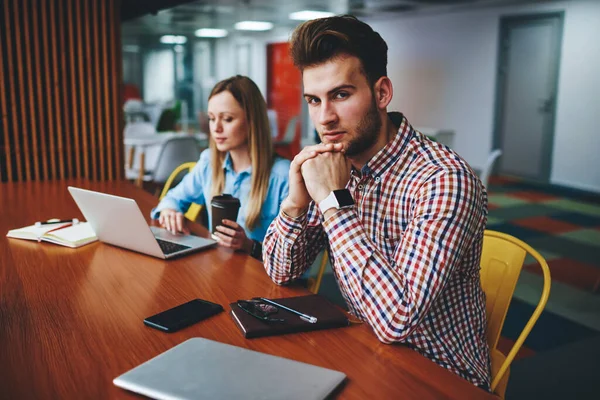 Serious Caucasico Uomo Seduto Accanto Lavorare Laptop Donna Ritratto Ambizioso — Foto Stock