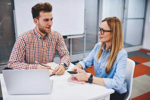 Young Male Female Having Conversation Indoors Two Agitated Fellow Students – stockfoto