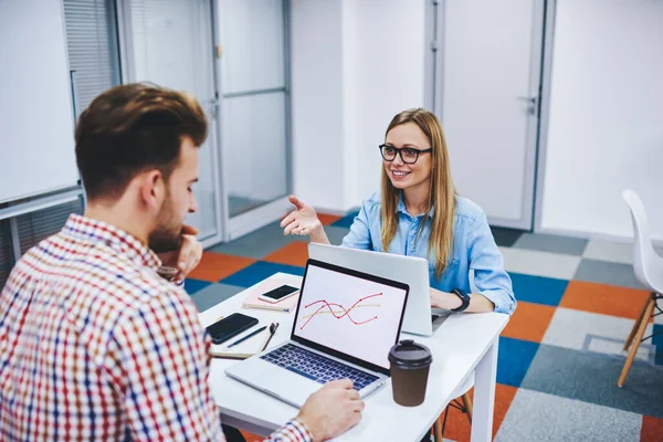 Ollaborando Hombres Mujeres Usando Netbook Con Pantalla Blanco Para Texto — Foto de Stock