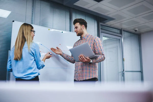 Kaukasische Männliche Und Weibliche Mitarbeiter Arbeiten Der Nähe Des Whiteboards — Stockfoto