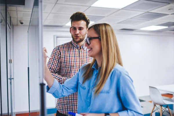 Happy Caucasian Female Trainer Mentoring Male Partner Teaching Organisation Strategy – stockfoto