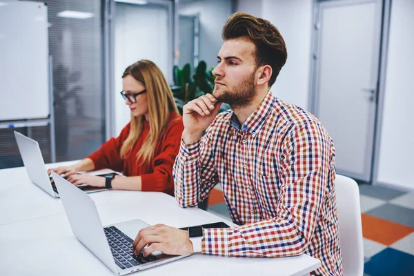 Pondering Hipster Guy Thinking Idea Developing Application Computer Device Thoughtful — Stock Photo, Image