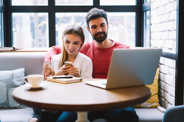 Glückliches Verliebtes Paar Genießt Freizeit Für Hotelbuchung Und Online Ticketverkauf — Stockfoto