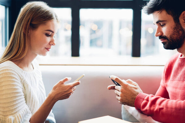 Друзья мужчины и женщины, не знающие живого общения, предпочитают онлайн-общение в социальных сетях, а мужчины и женщины, страдающие мобильной зависимостью, пользуются современными гаджетами и интернетом в помещении