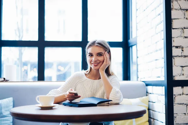 Retrato Blogger Caucásico Mujer Con Ropa Casual Sentada Mesa Cafetería — Foto de Stock