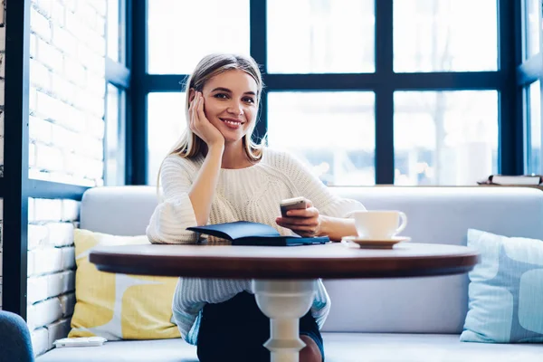 Portrait Happy Hipster Girl Sitting Cafeteria Table Smartphone Device Smiling — Stock Photo, Image