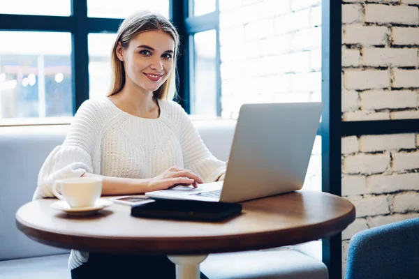 Portrait Une Jeune Femme Séduisante Tenue Décontractée Travaillant Distance Sur — Photo