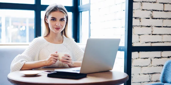 Happy Woman Mug Caffeine Beverage Smiling Camera Time Using Laptop — Foto de Stock