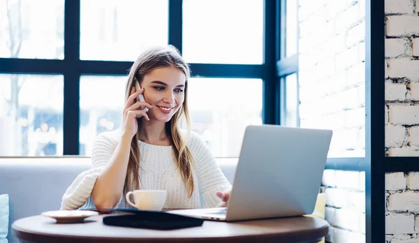 Menina Hipster Feliz Lendo Publicação Conteúdo Engraçado Redes Sociais Chamando — Fotografia de Stock