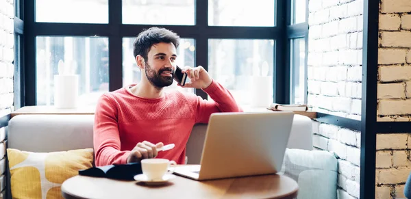 Jonge Mannelijke Freelancer Maakt Mobiel Bellen Tijdens Pauze Van Het — Stockfoto