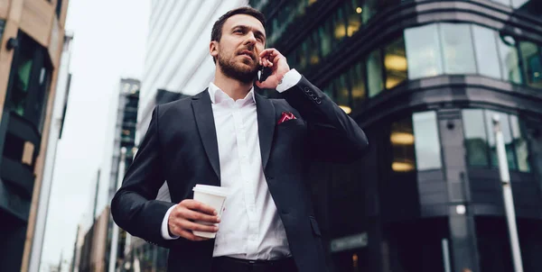 以下是金融区咖啡休息时间利用4G漫游国际连接 运营商移动对话的概念打电话给合作伙伴进行交流的商业分析专家的观点 — 图库照片