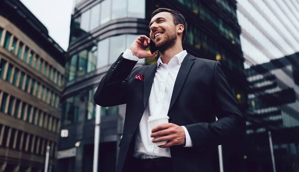 Gente Feliz Con Traje Formal Llamando Amigo Para Comunicarse Durante — Foto de Stock