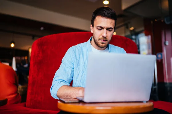 Skicklig Man Skriva Textinformation För Att Dela Med Sig Till — Stockfoto