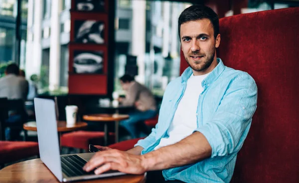 Retrato Homem Habilidoso Camisa Casual Olhando Para Câmera Durante Elaboração — Fotografia de Stock