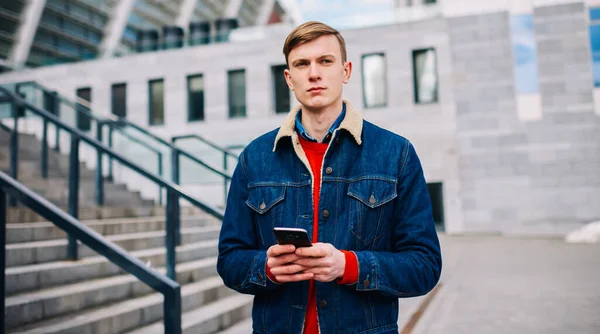 Половинний Портрет Кавказького Тисячолітнього Чоловіка Стоїть Мобільним Телефоном Міській Місцевості — стокове фото