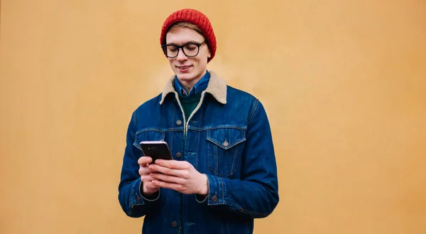 Retrato Media Duración Del Hombre Caucásico Milenario Con Teléfono Móvil — Foto de Stock