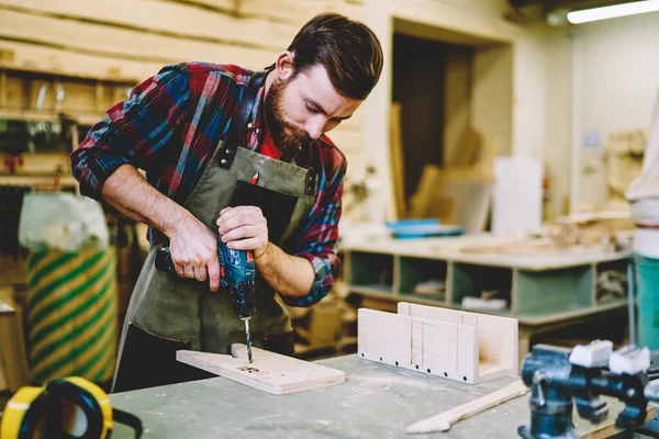 Bellissimo Artigiano Caucasico Nel Lavoro Trivellazione Grembiule Legno Durante Fabbricazione — Foto Stock